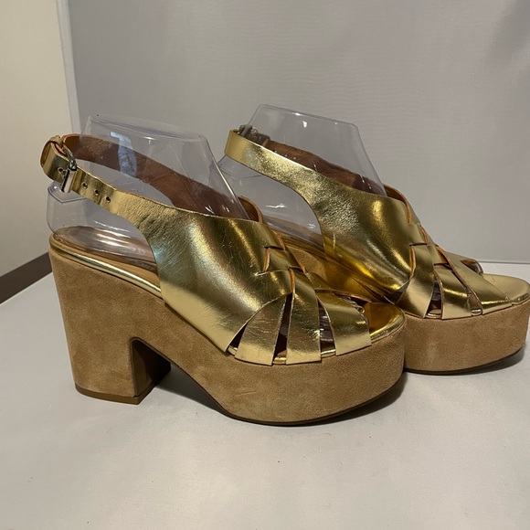 Janet Sport Sandals Golden Size 7.5 Buckle, Round Toeline, Square Heel Covered - Picture 6 of 14